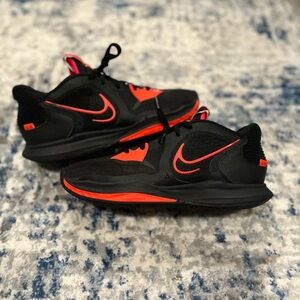 Nike Kyrie Low 5 V BRED Black Red Crimson DJ6012 004 Men's 9.5 Basketball Shoes